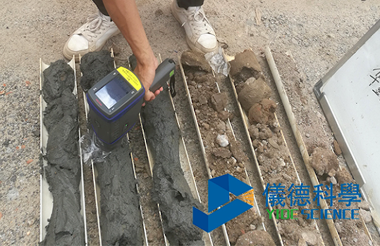 手持式光譜儀現(xiàn)場(chǎng)檢測(cè)土壤樣品