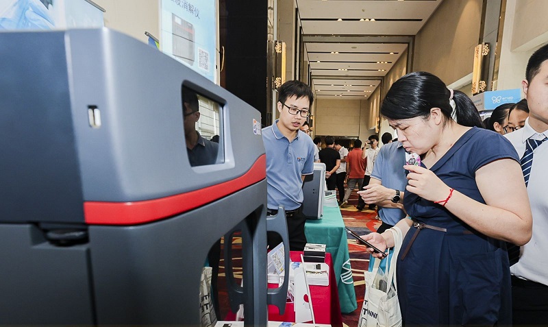 銷售總經(jīng)理為客戶展示商品，耐心答疑解惑