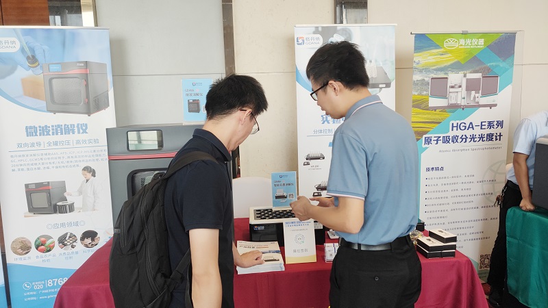 銷售總經(jīng)理為客戶展示商品，耐心答疑解惑