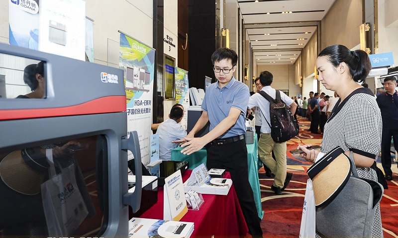 銷售總經(jīng)理為客戶展示商品，耐心答疑解惑